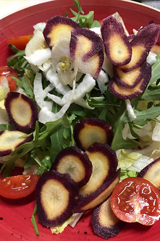 Insalata Mediterranea: rucola, lattuga, carote, ciliegini, olive, capperi, mozzarella - Spiriti Gourmet Lecce Insalata Mediterranea - Spiriti Gourmet Lecce